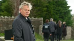 عکس قسمت 6 فصل 1 سریال آن بیرون