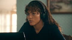 عکس قسمت 2 فصل 1 سریال اولین هدف