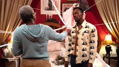 عکس قسمت 2 فصل 1 سریال مسافرخانه جهنمی