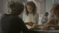 عکس قسمت 1 فصل 1 سریال جاسوس