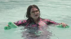 عکس قسمت 2 فصل 1 سریال نه غریبه کامل