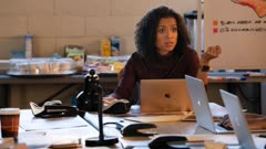 عکس قسمت 6 فصل 1 سریال برنامه صبحگاهی