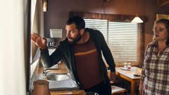 عکس قسمت 4 فصل 1 سریال توریست