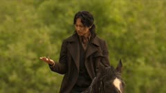 عکس قسمت 1 فصل 1 سریال ترانهٔ راهزنان