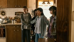 عکس قسمت 3 فصل 1 سریال دختران کاغذی