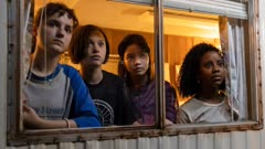 عکس قسمت 5 فصل 1 سریال دختران کاغذی