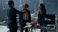 عکس قسمت 8 فصل 1 سریال مردی که به زمین سقوط کرد