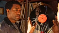 عکس قسمت 3 فصل 1 سریال مردی که به زمین سقوط کرد