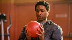 عکس قسمت 2 فصل 1 سریال مردی که به زمین سقوط کرد