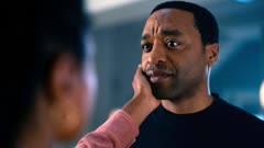 عکس قسمت 6 فصل 1 سریال مردی که به زمین سقوط کرد