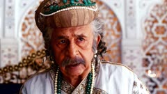 عکس قسمت 1 فصل 1 سریال تاج : تقسیم شده با خون