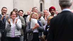 عکس قسمت 4 فصل 1 سریال آقای بیتس در مقابل اداره پست