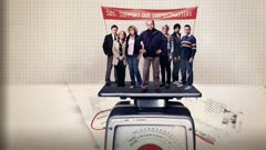 عکس قسمت 1 فصل 1 سریال آقای بیتس در مقابل اداره پست