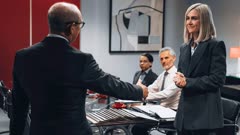 عکس قسمت 2 فصل 1 سریال آقای بیتس در مقابل اداره پست