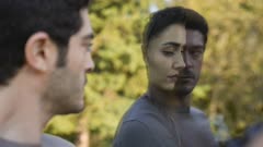 عکس قسمت 1 فصل 1 سریال یک آدم کاملا متفاوت