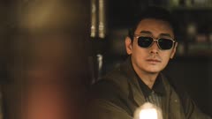 عکس قسمت 8 فصل 1 سریال فروشگاه لوازم روشنایی