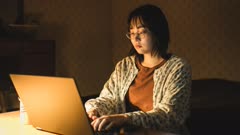 عکس قسمت 2 فصل 1 سریال فروشگاه لوازم روشنایی